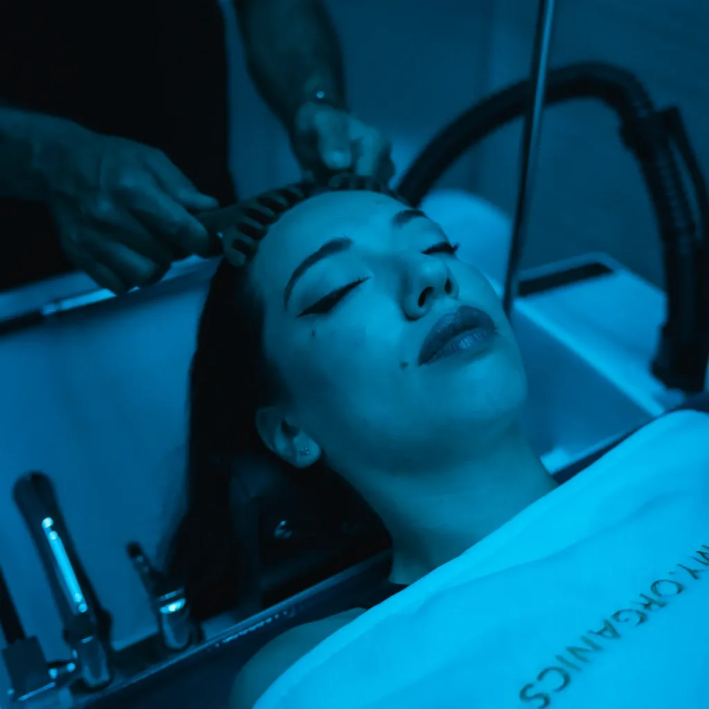Cliente distesa al lavatesta durante un trattamento Hair Spa con massaggio del cuoio capelluto