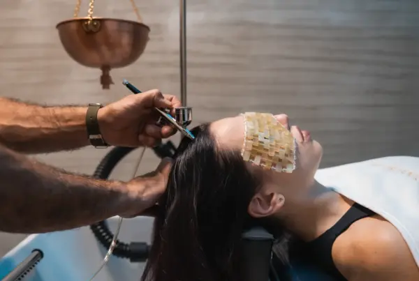 Trattamento Hair Spa al lavatesta: nebulizzazione sul cuoio capelluto con la cliente distesa e una maschera sugli occhi