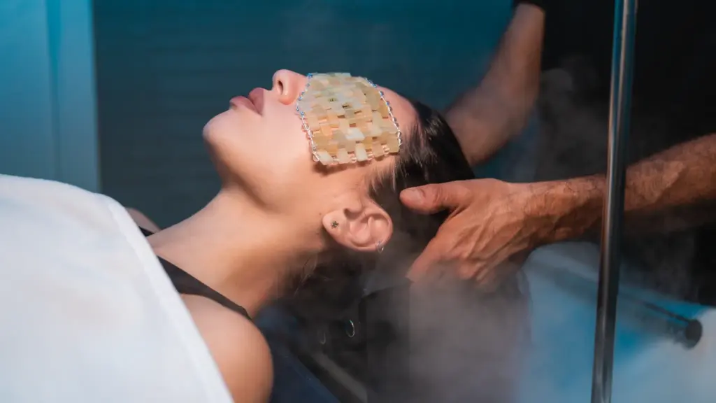 Hair Spa: massaggio del cuoio capelluto al lavatesta tra il vapore, con la cliente rilassata e una maschera sugli occhi